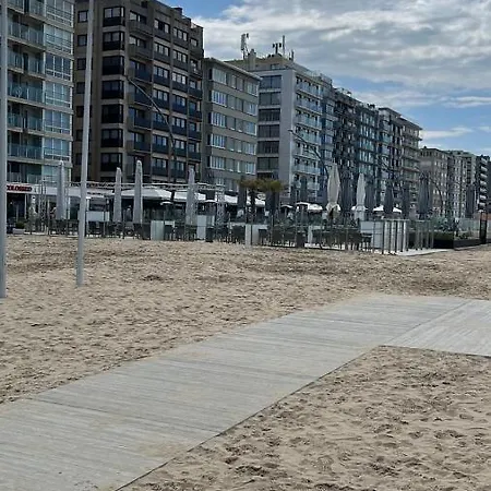 Adora De Panne